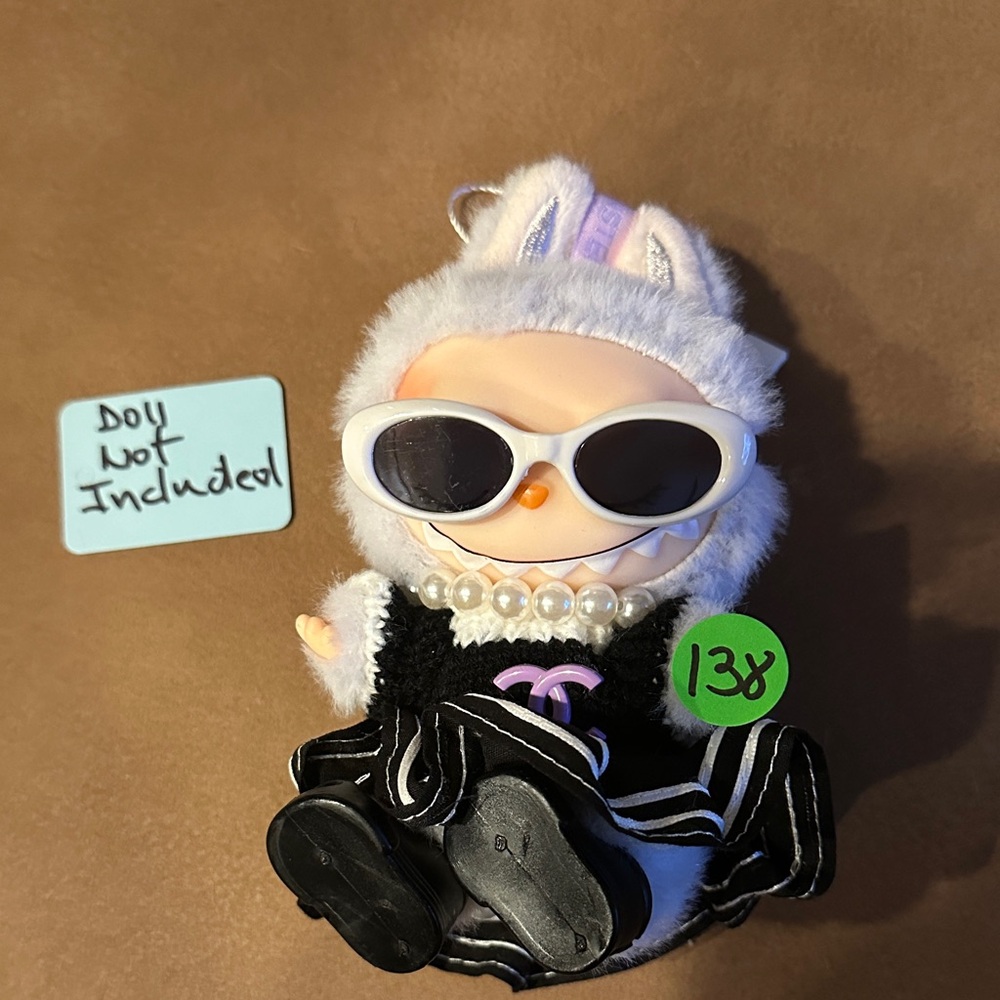 138, 5 Pieces Outfit with Sunglasses and Pearl Necklace
For Labubu doll(No Doll)